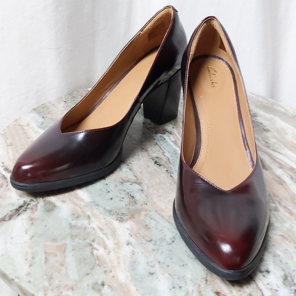 Clarks Artisan Oxblood Burgundy Red Patent Leather Block Heel Pump / Size 9